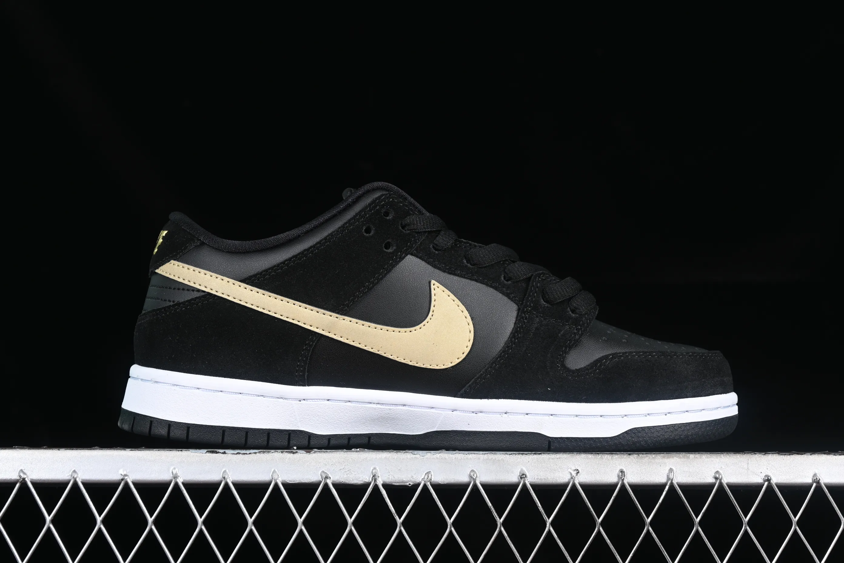All categories Nk SB Dunk series Nk SB Dunk Low low-top sneakers K version Nk SB Dunk Low black and white gold dunk series low-top casual sports skateboard shoes BQ6817-002